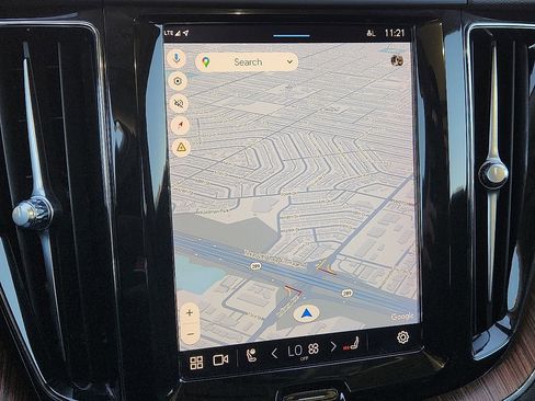 Used 2023 Volvo XC60 B5 Plus image 9