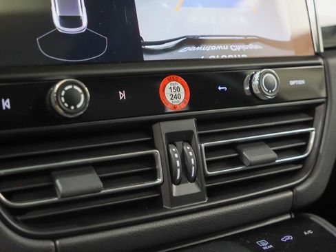 Certified 2025 Porsche Macan image 32