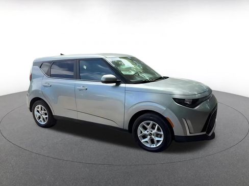 Used 2025 Kia Soul LX w/ LX Technology Package FWD image 2