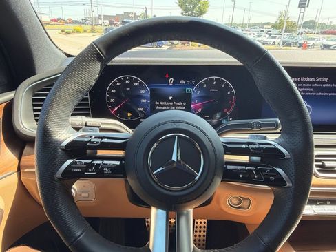 Used 2024 Mercedes-Benz GLS 450 4MATIC image 17