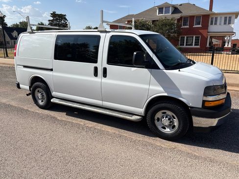 Used 2018 Chevrolet Express 2500 w/ Driver Convenience Package RWD image 2