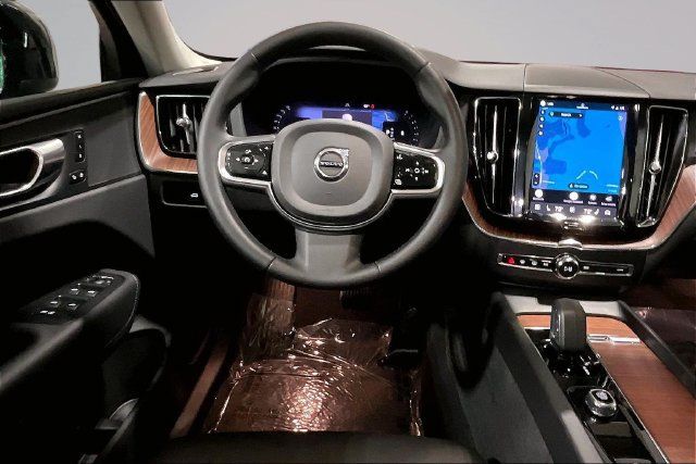 Used 2024 Volvo XC60 B5 Plus AWD/4WD image 8