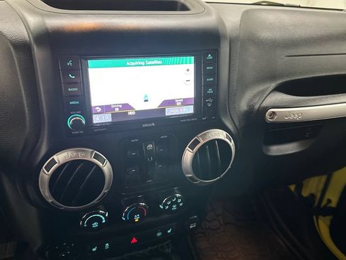 Used 2016 Jeep Wrangler Unlimited Rubicon AWD/4WD image 14