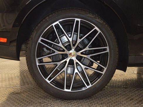 Certified 2025 Porsche Macan AWD/4WD image 13
