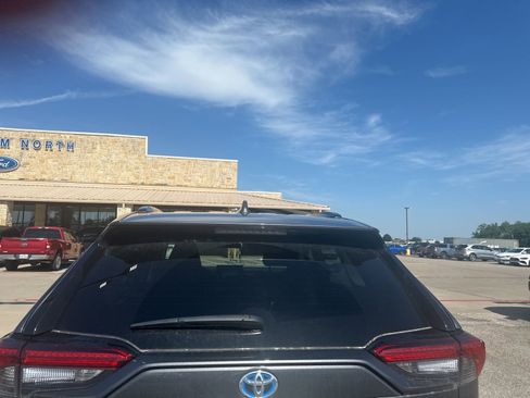 Used 2019 Toyota RAV4 XLE AWD/4WD image 4