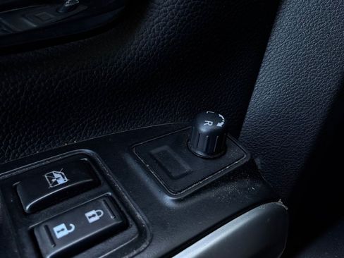 Used 2023 Nissan Titan SV w/ SV Convenience Package RWD image 25
