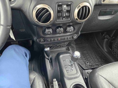 Used 2016 Jeep Wrangler Unlimited Sahara image 13