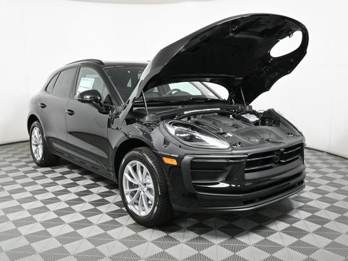 Certified 2025 Porsche Macan AWD image 31