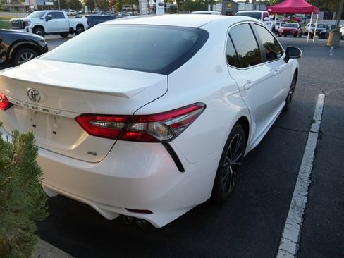 Used 2018 Toyota Camry SE w/ Moonroof Package FWD image 11