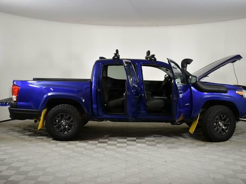 Used 2022 Toyota Tacoma SR5 w/ Technology Package image 7