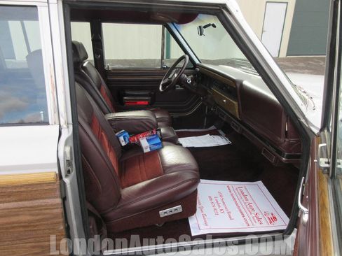 Used 1989 Jeep Grand Wagoneer image 16
