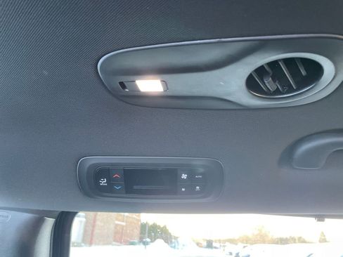 Used 2025 Chrysler Pacifica Select image 24