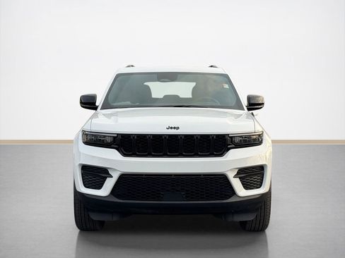 Used 2025 Jeep Grand Cherokee Altitude image 2