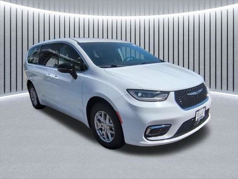 Certified 2024 Chrysler Pacifica Touring-L FWD image 18