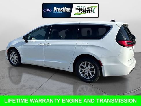 Used 2024 Chrysler Pacifica Touring-L FWD image 6