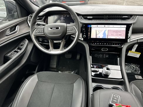 New 2026 Jeep Grand Cherokee Altitude image 32
