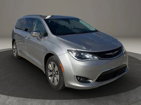 Used 2017 Chrysler Pacifica Platinum FWD image 1
