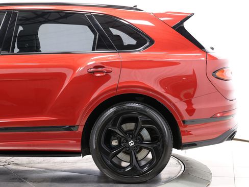 Used 2022 Bentley Bentayga AWD/4WD image 9