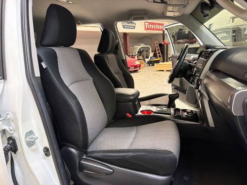 Used 2020 Toyota 4Runner SR5 AWD/4WD image 38