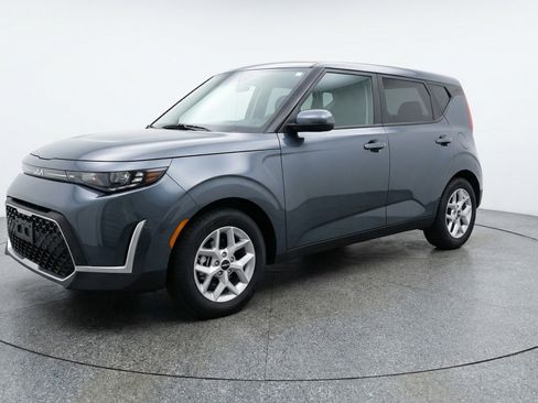 Used 2025 Kia Soul LX w/ LX Technology Package image 3
