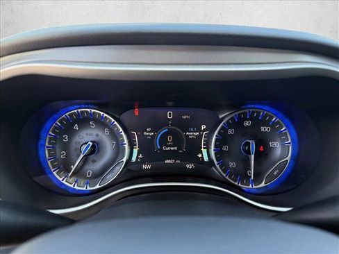 Used 2023 Chrysler Pacifica Touring-L FWD image 15