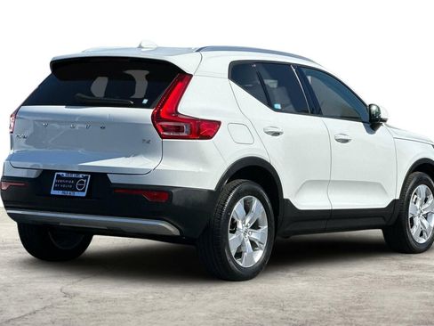 Used 2020 Volvo XC40 T4 Momentum FWD image 3