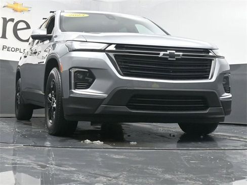Used 2023 Chevrolet Traverse LT image 3