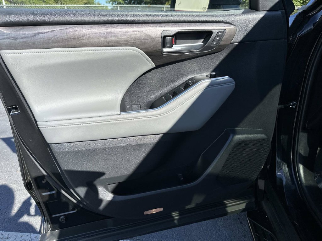 Used 2023 Toyota Highlander Platinum FWD image 25