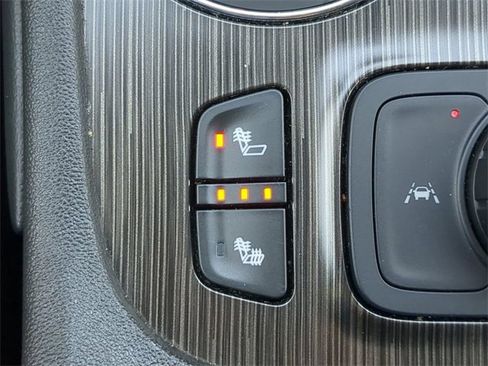 Used 2023 GMC Acadia SLT image 28