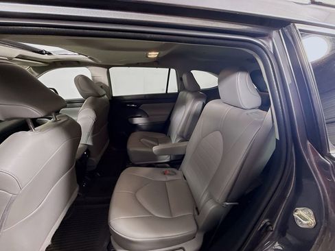 Certified 2023 Toyota Highlander XLE image 23
