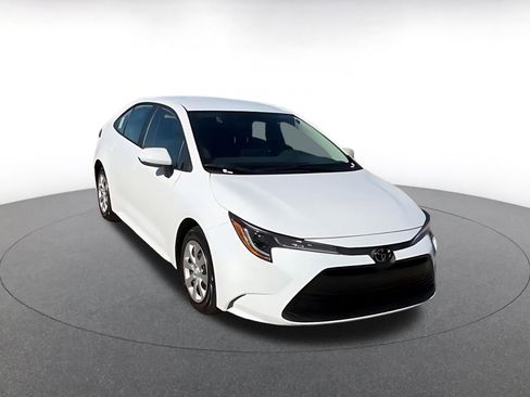 Used 2025 Toyota Corolla LE image 3