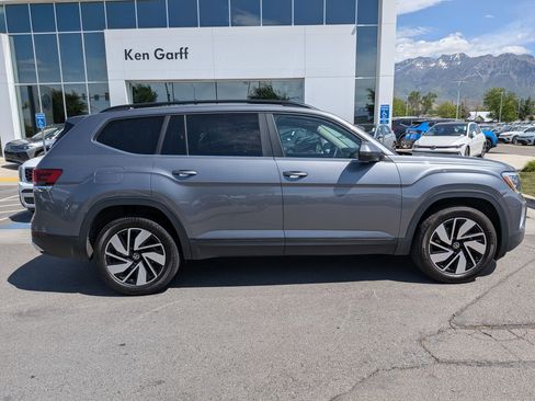Used 2024 Volkswagen Atlas SE AWD/4WD image 2
