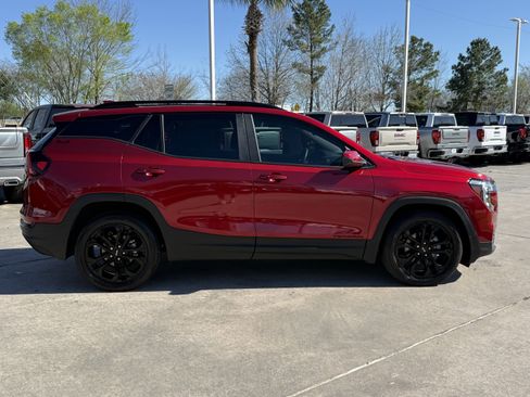 Used 2022 GMC Terrain SLE w/ Driver Convenience Package image 3