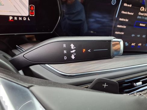 Used 2025 Chevrolet Suburban Premier image 13