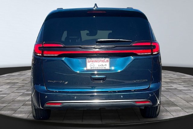 Used 2025 Chrysler Pacifica Limited FWD image 5