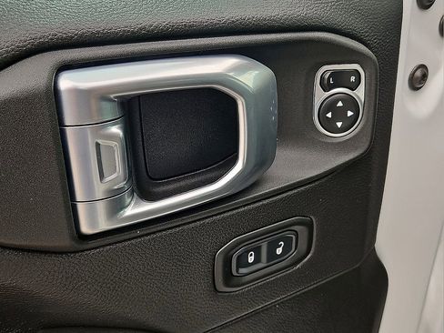 Used 2022 Jeep Wrangler Unlimited Sahara AWD/4WD image 18