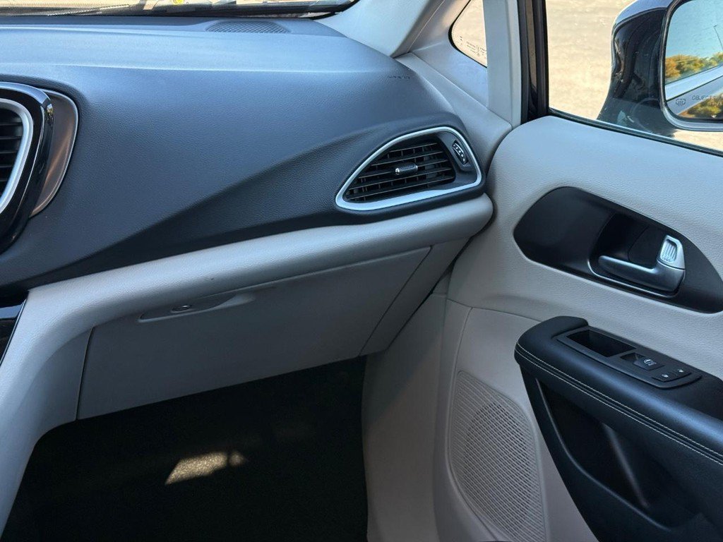 Used 2024 Chrysler Pacifica Touring-L FWD image 13