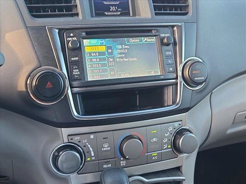 Used 2013 Toyota Highlander FWD w/ Cold Weather Pkg image 12