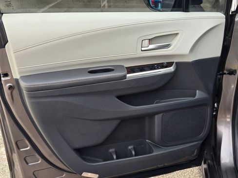 Used 2022 Toyota Sienna XLE FWD image 11