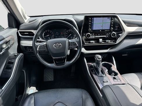 Used 2021 Toyota Highlander Limited FWD image 24