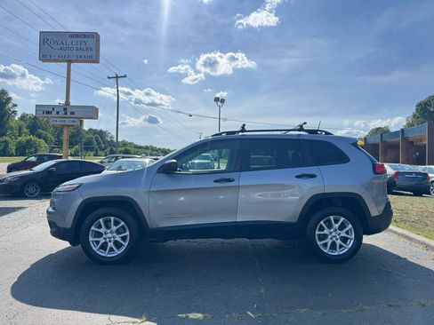 Used 2017 Jeep Cherokee Sport w/ Cold Weather Group AWD/4WD image 8