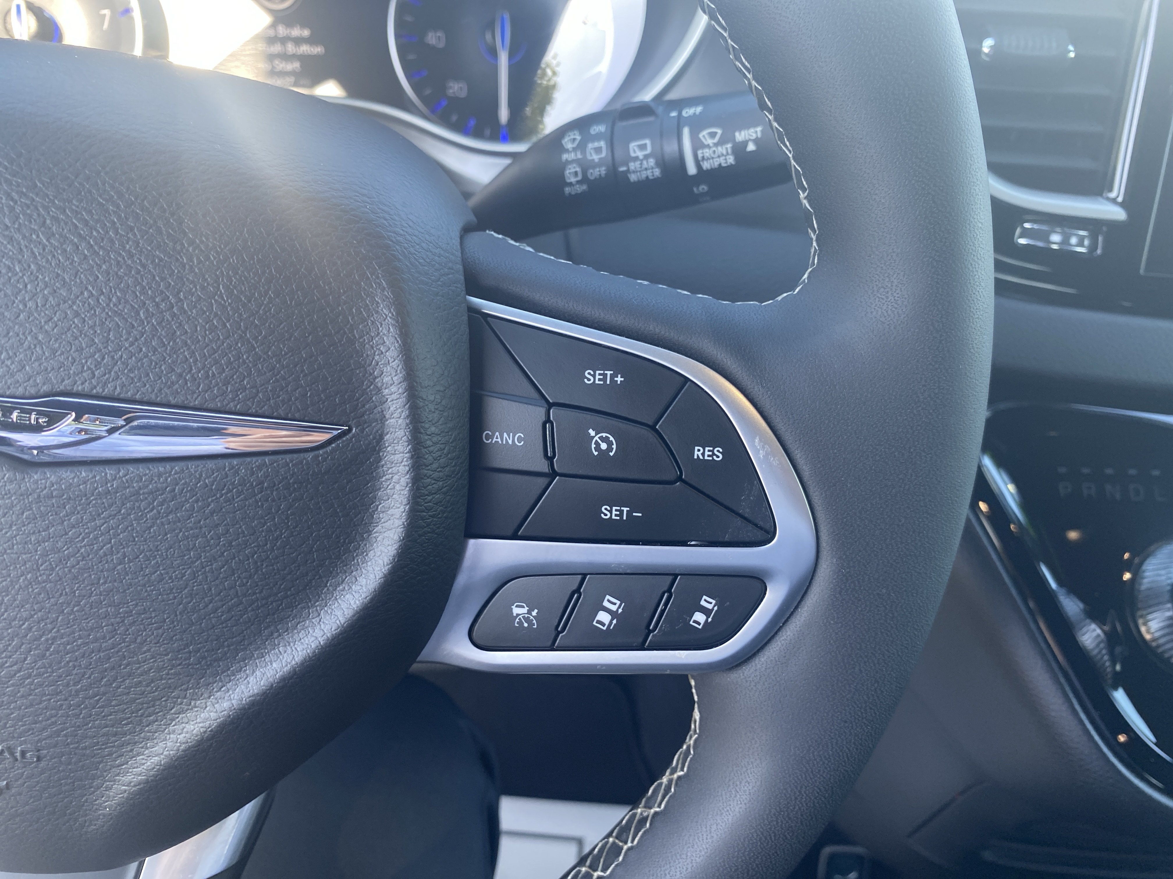 Used 2025 Chrysler Pacifica Select FWD image 12
