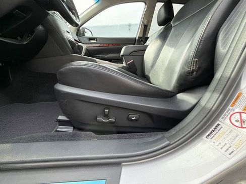 Used 2011 Subaru Outback 2.5i Limited w/ PWR Moonroof Pkg image 13