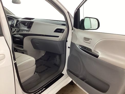 Used 2013 Toyota Sienna LE FWD image 22