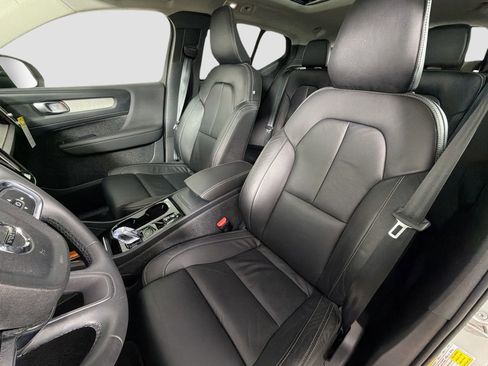 Certified 2023 Volvo XC40 B5 Plus w/ Climate Package image 21