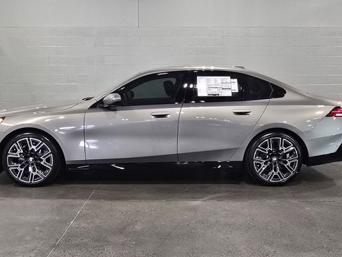 Used 2026 BMW 530i xDrive w/ M Sport Package AWD/4WD image 5