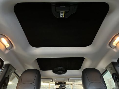 Used 2017 Jeep Renegade Trailhawk w/ Premium Trailhawk Package AWD/4WD image 21