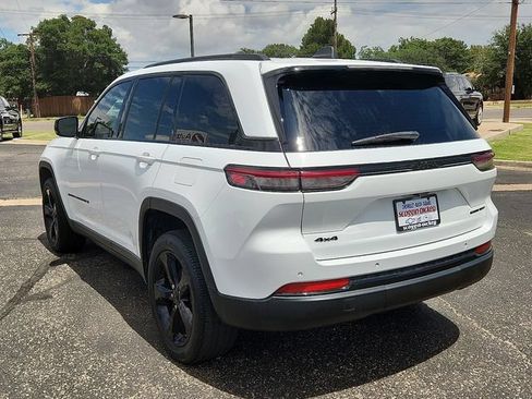 Used 2022 Jeep Grand Cherokee Altitude AWD/4WD image 3