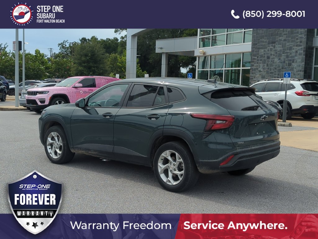 Used 2025 Chevrolet Trax LS w/ LS Convenience Package FWD image 4
