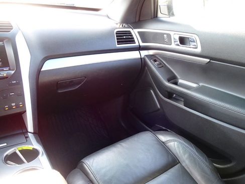 Used 2014 Ford Explorer XLT w/ Equipment Group 202A AWD/4WD image 22